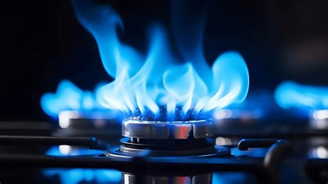 why are gas flames blue